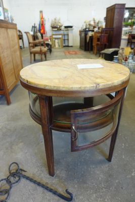 une table en bois avec un plateau en marbre dans une pièce