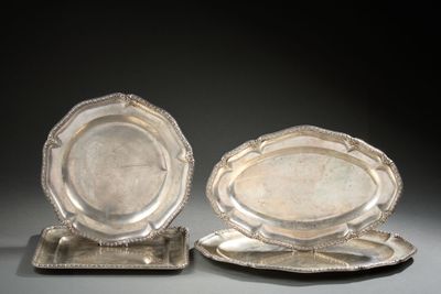 paire de plats argentés sur des socles, sur fond gris