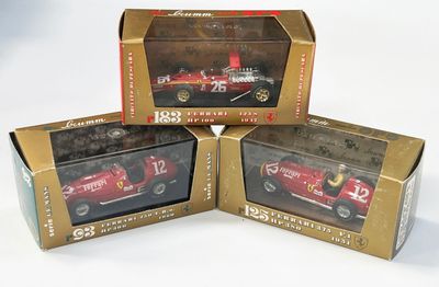 trois boîtes contenant chacune une maquette de voiture de course