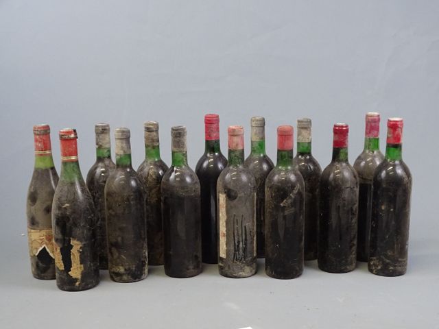  14 bouteilles sans étiquettes ou non identifiables