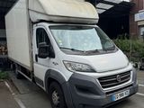 un camion blanc garé dans un parking