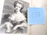 quelqu'un tient un livre ouvert sur lequel figure la photo d'une femme