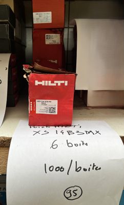 un rouleau de papier toilette posé sur une étagère dans un magasin