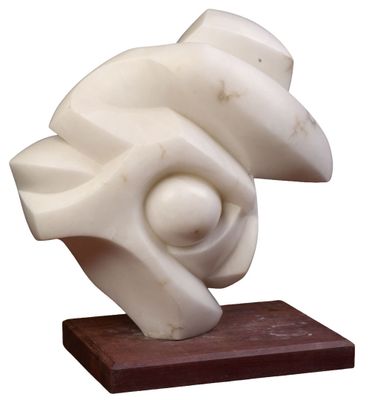 sculpture en marbre représentant un coquillage, posée sur un socle en bois, sur fond blanc