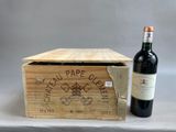 une boîte en bois avec une bouteille de vin à l'intérieur
