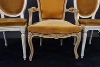 Paire de chaises en bois peint blanc mouluré à dossier médai… (photo 3)