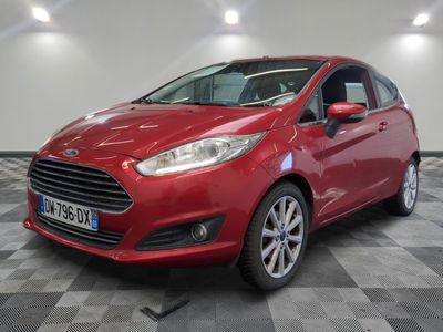une Ford Fiesta rouge garée dans un garage au sol carrelé