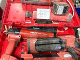 tout un tas d'outils qui se trouvent dans une boîte rouge