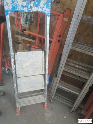 une échelle adossée au mur d'une pièce