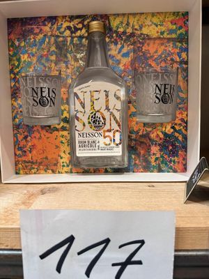une photo d'une bouteille d'alcool exposée dans un magasin