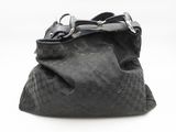 une image d'un sac Guccissi sur fond blanc