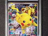 La carte Pokémon se trouve dans un étui en plastique posé sur une table.
