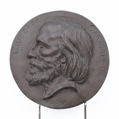 une plaque en bronze représentant un homme barbu