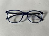gros plan d'une paire de lunettes sur une surface blanche