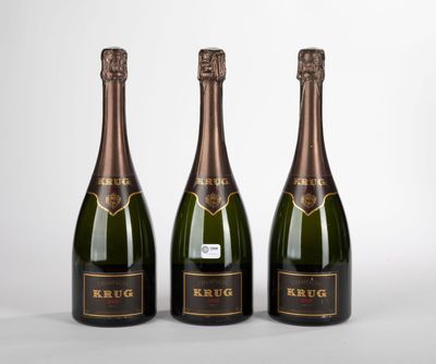 trois bouteilles de champagne Krug sur fond blanc