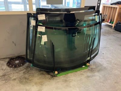 une image représentant un grand aquarium contenant un poisson