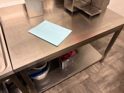 une serviette bleue posée sur une table en acier inoxydable