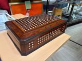une boîte en bois posée sur une table