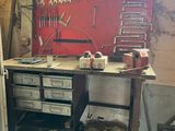 un établi avec des outils dans un garage