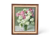 tableau représentant des fleurs roses et blanches dans un vase posé sur une table