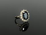 une bague à grappes de saphirs et de diamants