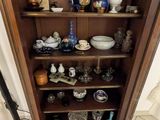 une grande armoire en bois sur laquelle sont posés de nombreux objets