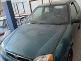 une voiture verte garée dans un garage