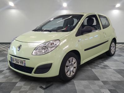 une photo d'une petite voiture jaune dans une pièce