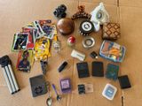 beaucoup d'objets posés sur un carton
