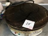 une photo d'une poêle posée sur une table, avec une étiquette de prix