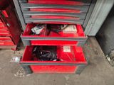 beaucoup d'outils dans les tiroirs d'une boîte à outils rouge