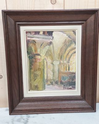 tableau représentant une femme en robe jaune, dans un cadre en bois posé sur une table