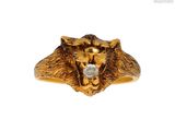 une image représentant une bague en or ornée d'une tête d'ours