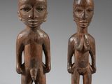 deux figurines en bois sculptées représentant un homme et une femme
