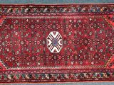 un tapis rouge avec une croix au milieu