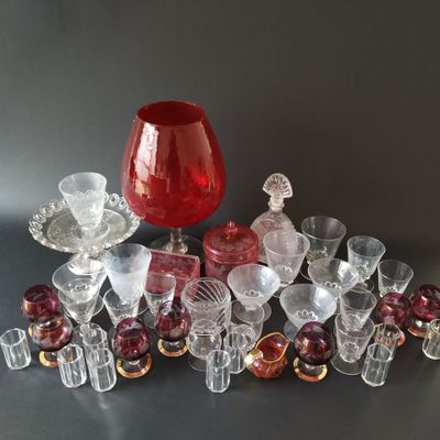 MANNETTE de verreries Comprenant divers petits services, cri… - Photo 1