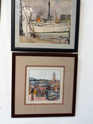 trois tableaux encadrés accrochés au mur d'une pièce