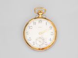 une image d'une montre de poche en or sur une surface blanche