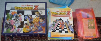 le jeu de société Dragon Ball Z et d'autres objets posés sur une table