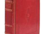 un vieux livre rouge aux tranches dorées et à la couverture rouge