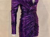 une robe violette sur un mannequin, un mannequin, un mannequin, un mannequin, un mannequin, un mannequin, un mannequin, un mannequin, un mannequin
