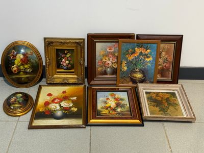 beaucoup de tableaux et de vases par terre