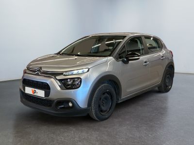 La nouvelle Citroën est garée dans le showroom.