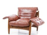 une image d'une chaise en cuir marron sur fond blanc