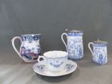 quatre types différents de tasses à thé et de soucoupes posées sur une table