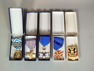 beaucoup de médailles dans une boîte posée sur la table