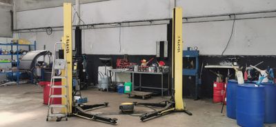 une photo d'un garage avec beaucoup d'outils sur le sol