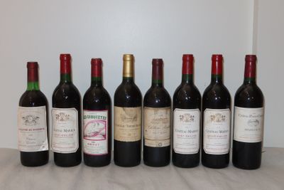 six bouteilles de vin sont alignées sur une table