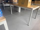 une table sur laquelle se trouvent des boîtes, au milieu d'une pièce