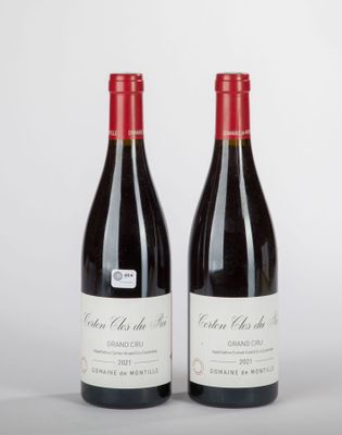 deux bouteilles de vin rouge posées l'une à côté de l'autre sur une table